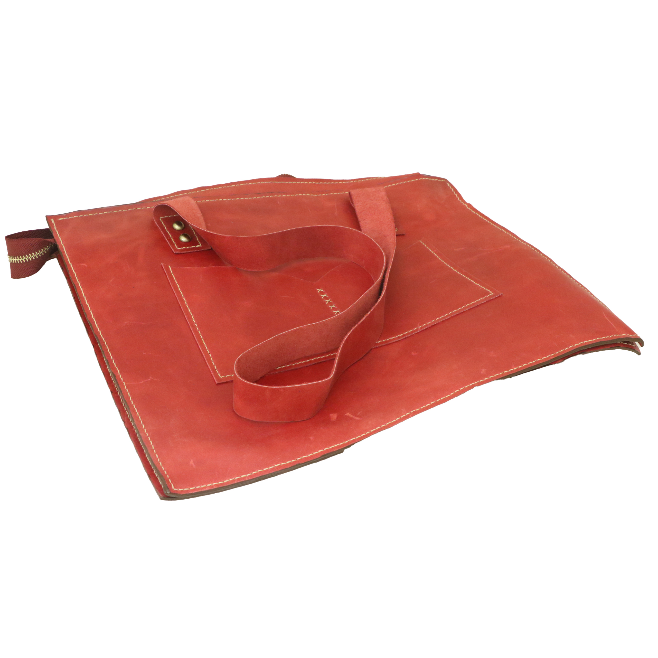شنطة توت باج جلد طبيعي أحمر بجيوب أمامية – 30×28 سم