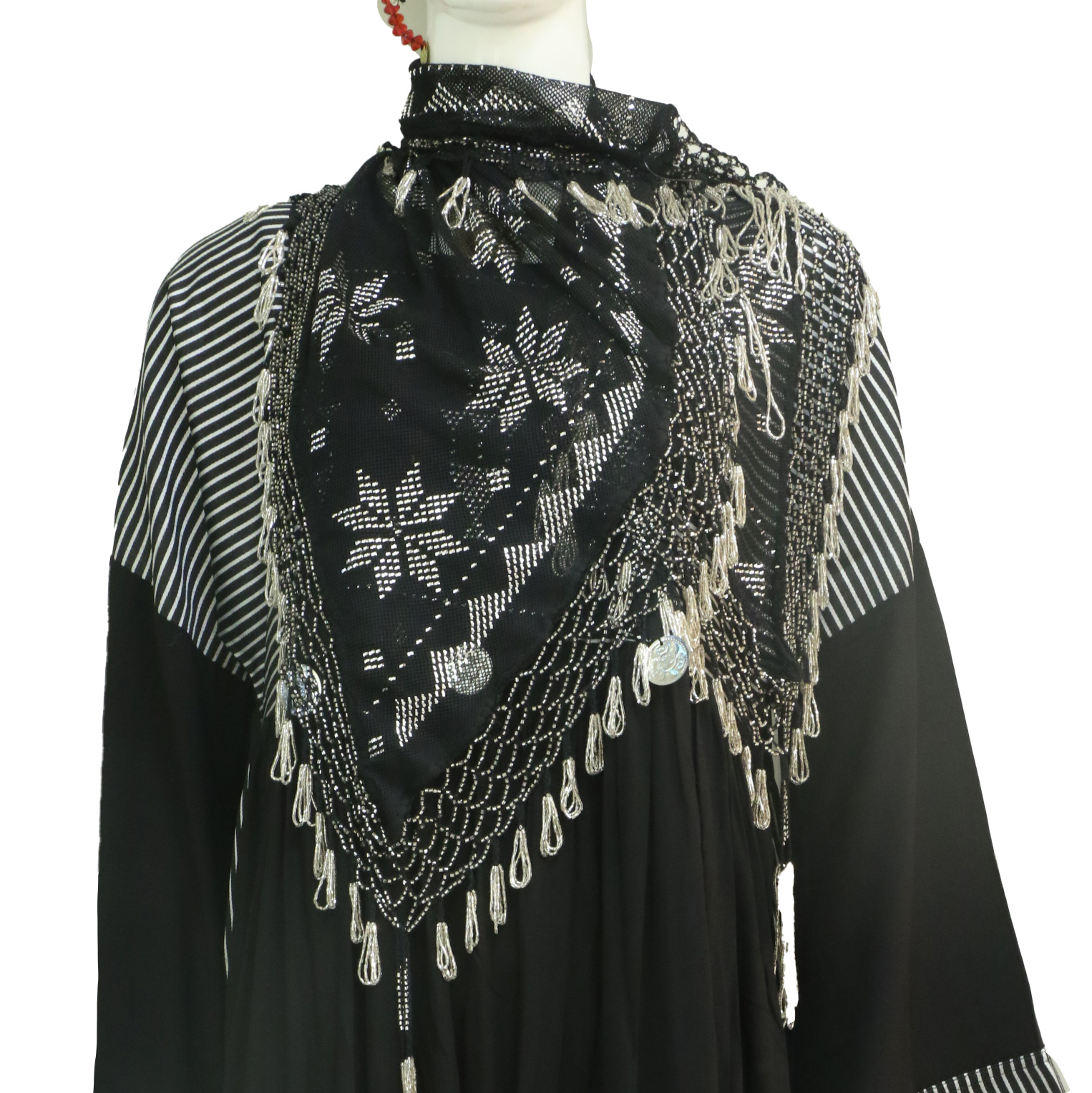 شال مثلث تللي بحردة مطرز بخيوط فضية وخرز يدوي