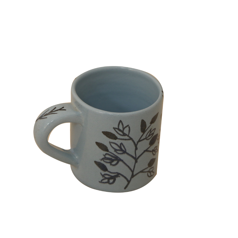 مج من الفخار رسم لونه أزرق