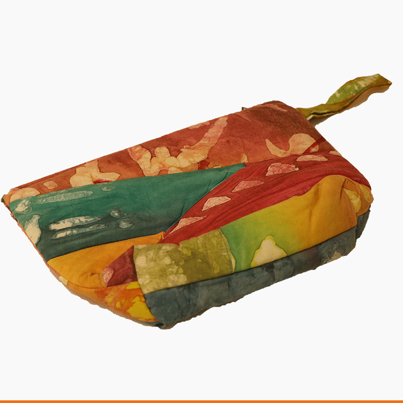 محفظة "باتش وورك" بطباعة يدوية بفن الباتيك