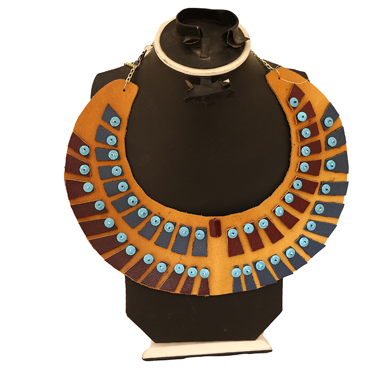 قلادة من الجلد الطبيعي بحجر الفيروز – لمسة من الطبيعة والأناقة