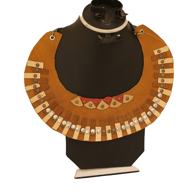 قلادة جلد طبيعي مزينة بكباسيين نحاسية – لمسة تراث وأناقة