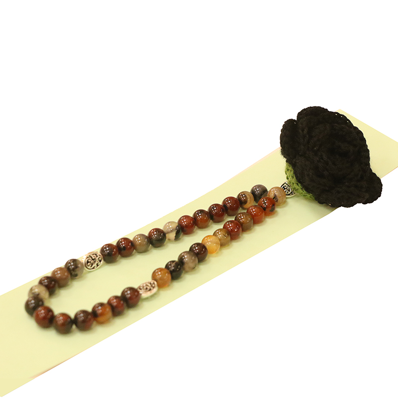 سبحة 33 حبة من العقيق البرازيلي المستدير – بني/أسود – وردة كروشيه – كود 2026003