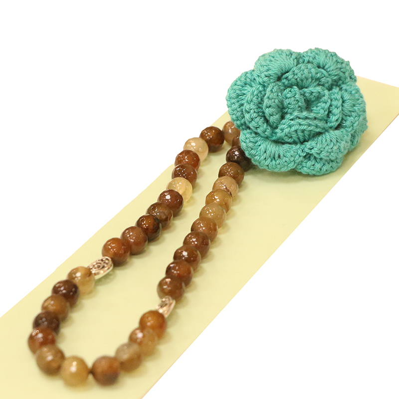 سبحة 33 حبة من العقيق البرازيلي – ظلال بنية – وردة كروشيه – كود 2026080