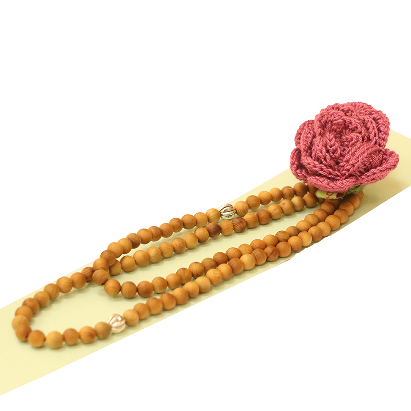 سبحة 99 حبة من الخشب الطبيعي مزينة بوردة كروشيه – كود 2021039