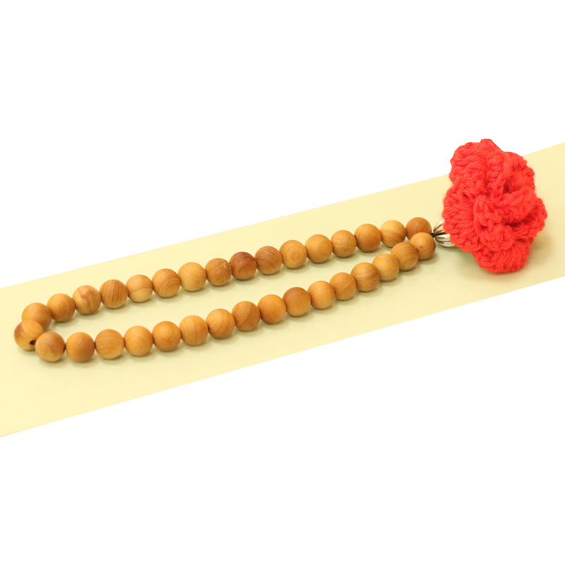 سبحة 33 حبة من الخشب الطبيعي مزينة بوردة كروشيه – كود 2021120