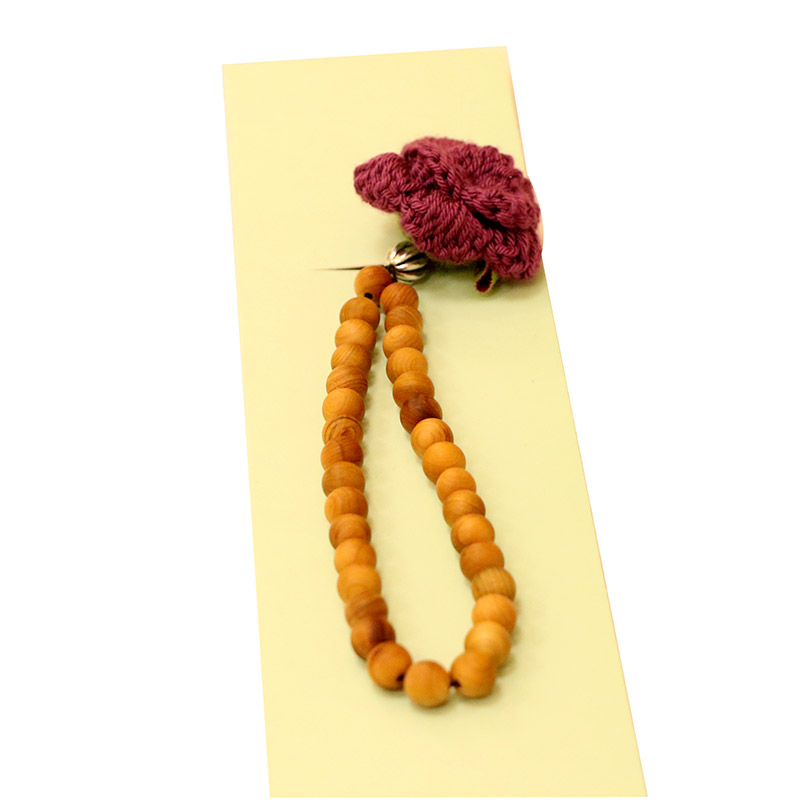 سبحة 33 حبة من الخشب الطبيعي مزينة بوردة كروشيه – كود 2021125