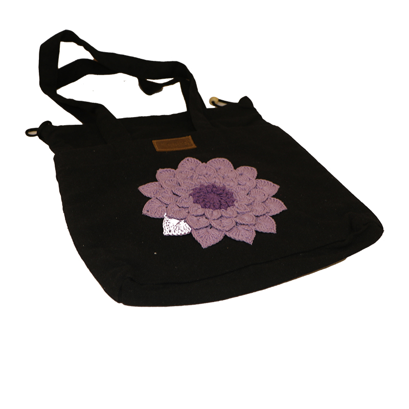 حقيبة توت قماش دك أسود مزينة بوردة كروشيه كبيرة – كود 3004005