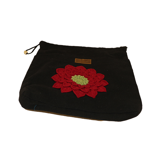 حقيبة توت قماش دك أسود مزينة بوردة كروشيه كبيرة – كود 3004004