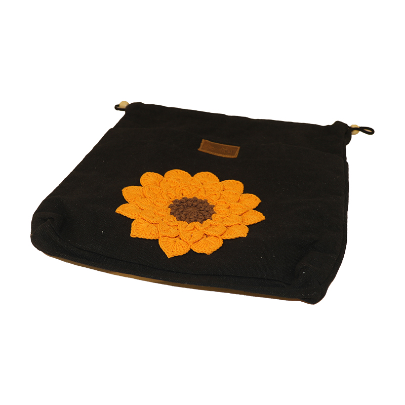 حقيبة توت قماش دك أسود مزينة بوردة كروشيه كبيرة – كود 3004002