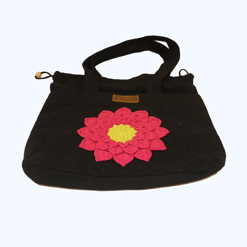 حقيبة توت قماش دك أسود – مزينة بوردة كروشيه كبيرة – كود 3004001