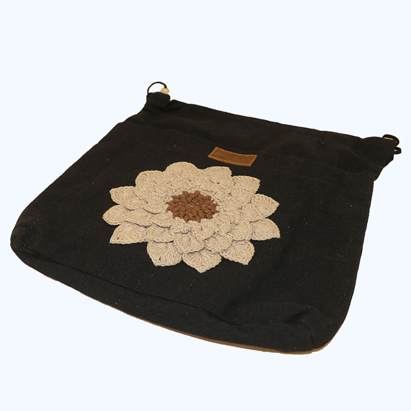 حقيبة توت قماش دك أسود مزينة بوردة كروشيه كبيرة – كود 3004003