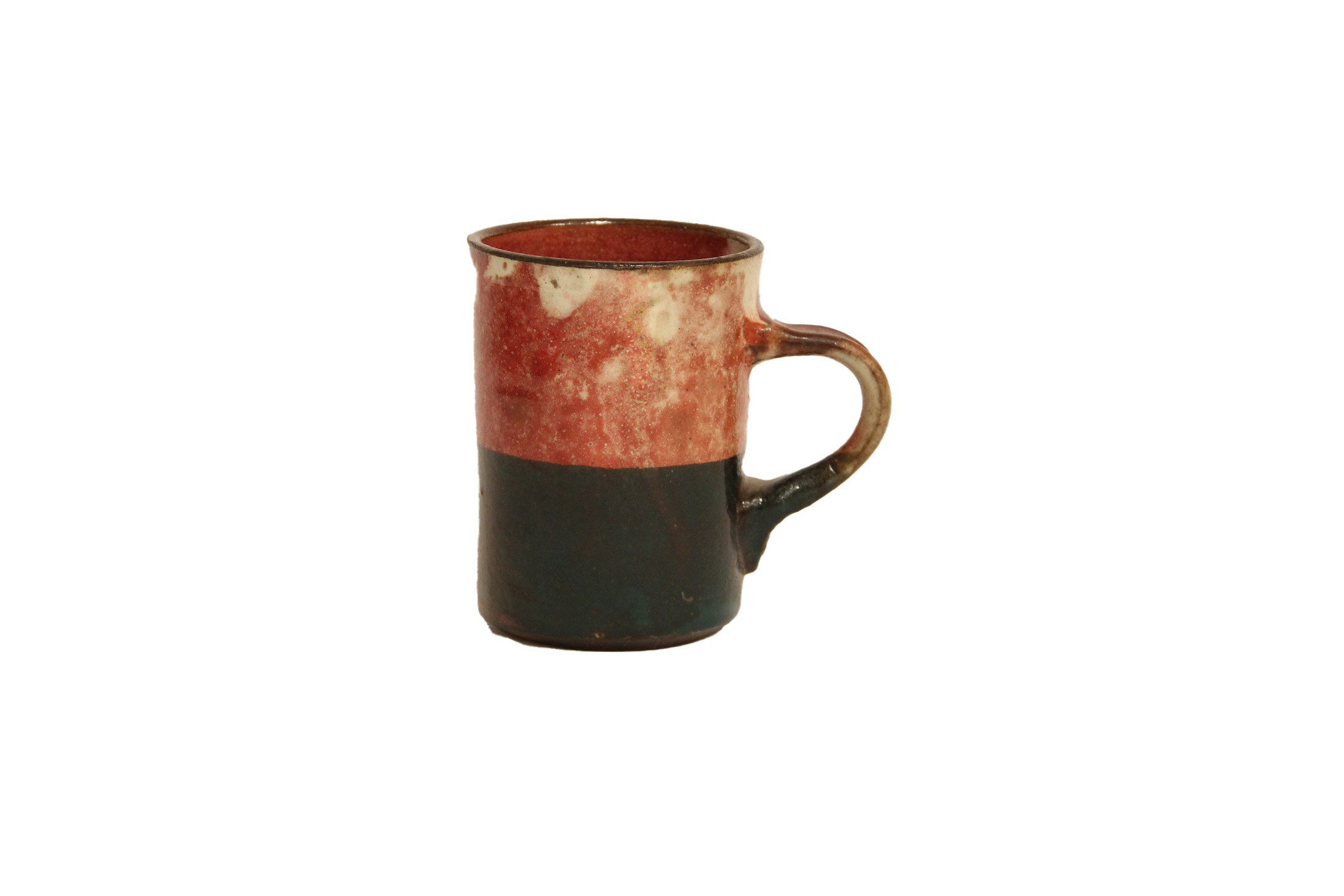 كوب فخار أسود وأحمر