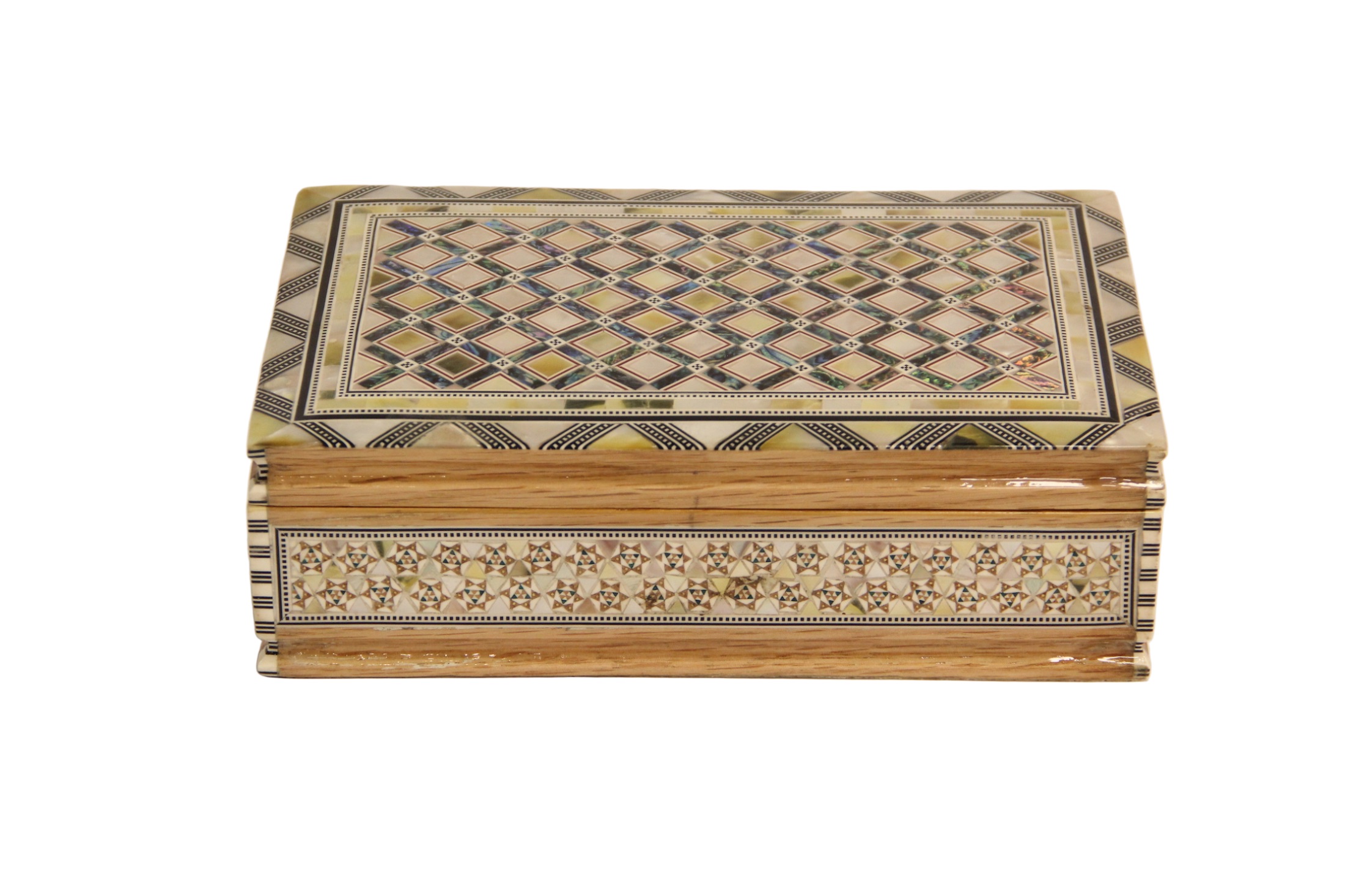 علبة مطعمة داخل و خارج من الصدف الأصفر و ألوان شكل شطرنج