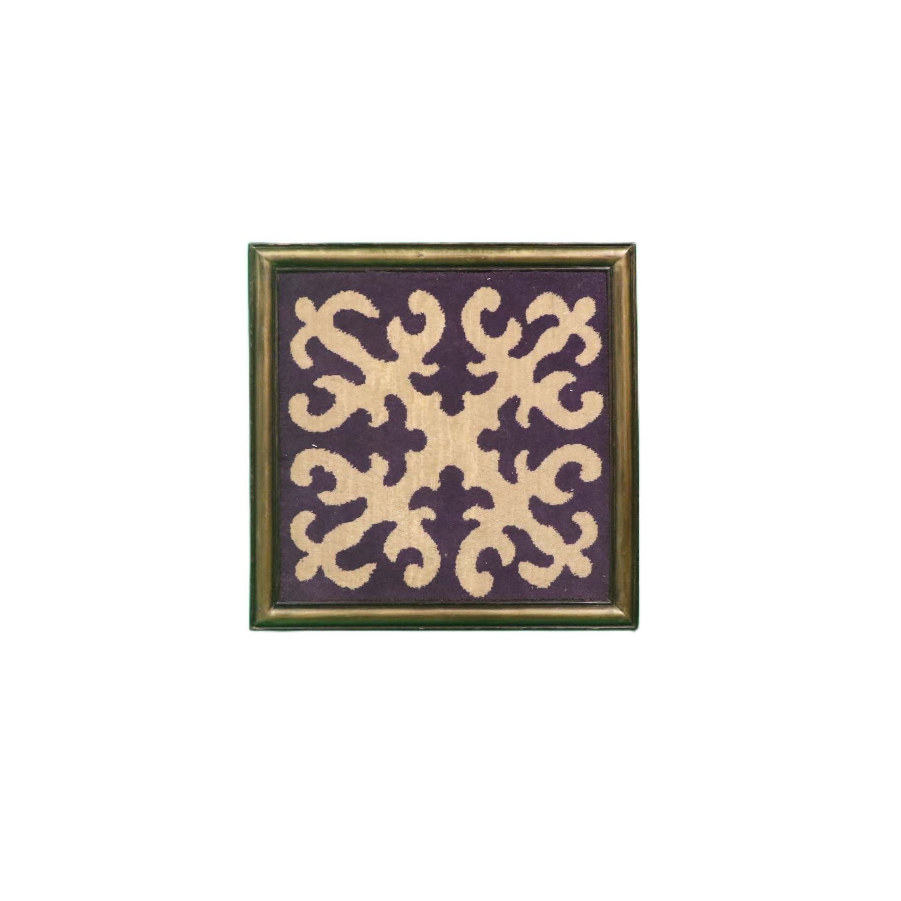 برواز سجاد يدوى ارضية بنفسجى ورسم بيج   مقاس 45 × 45 سم